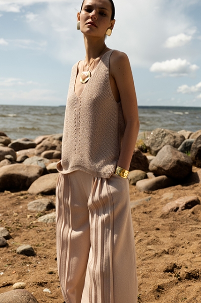 Трикотаж и хлопок: смотрим лукбуки с базовым летним гардеробом