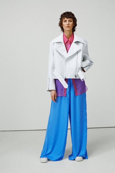 Трикотаж и хлопок: смотрим лукбуки с базовым летним гардеробом