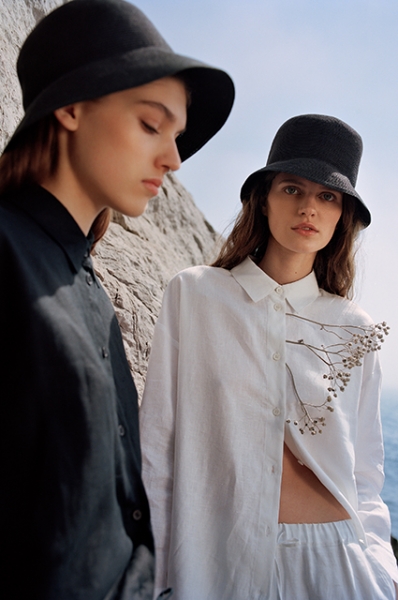 Трикотаж и хлопок: смотрим лукбуки с базовым летним гардеробом