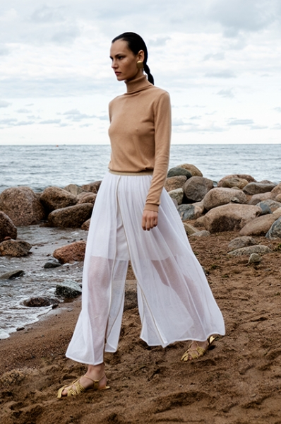 Трикотаж и хлопок: смотрим лукбуки с базовым летним гардеробом