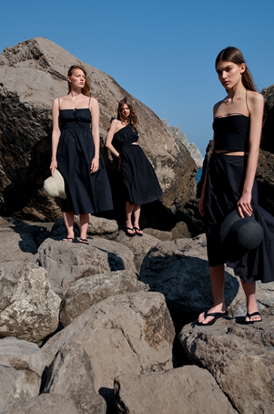 Трикотаж и хлопок: смотрим лукбуки с базовым летним гардеробом