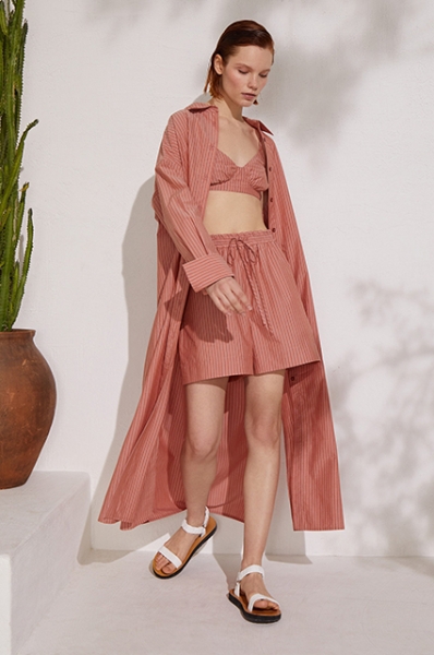 Трикотаж и хлопок: смотрим лукбуки с базовым летним гардеробом