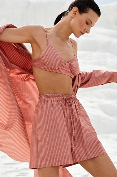 Трикотаж и хлопок: смотрим лукбуки с базовым летним гардеробом