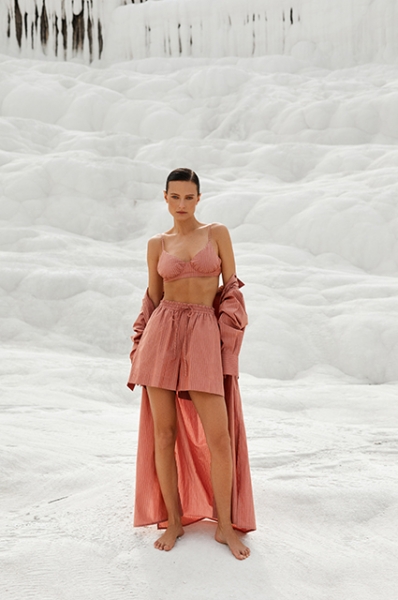 Трикотаж и хлопок: смотрим лукбуки с базовым летним гардеробом