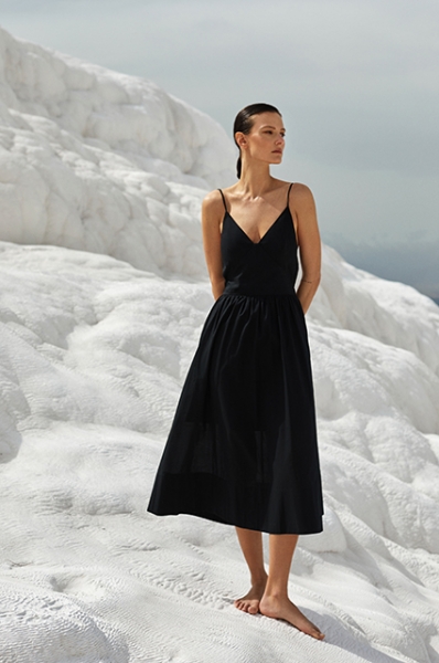 Трикотаж и хлопок: смотрим лукбуки с базовым летним гардеробом