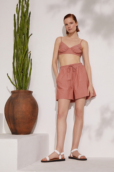 Трикотаж и хлопок: смотрим лукбуки с базовым летним гардеробом