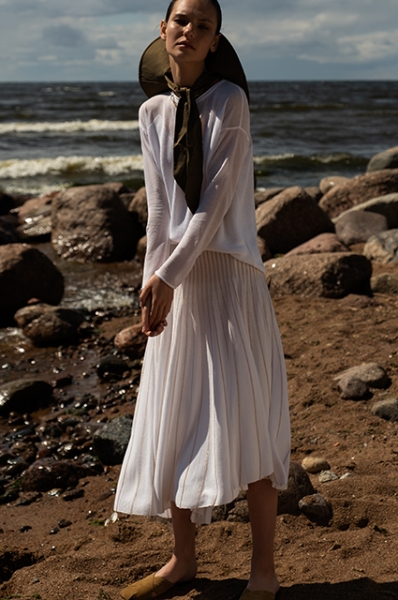 Трикотаж и хлопок: смотрим лукбуки с базовым летним гардеробом