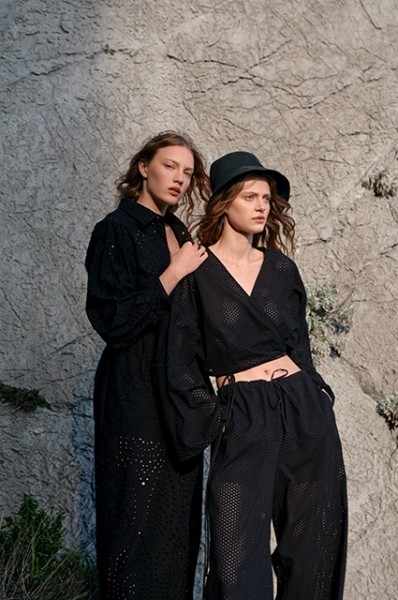 Трикотаж и хлопок: смотрим лукбуки с базовым летним гардеробом