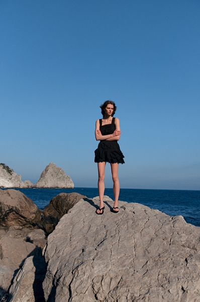 Трикотаж и хлопок: смотрим лукбуки с базовым летним гардеробом