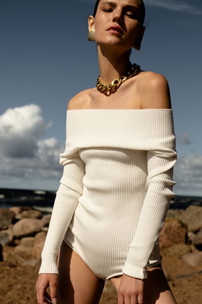 Трикотаж и хлопок: смотрим лукбуки с базовым летним гардеробом