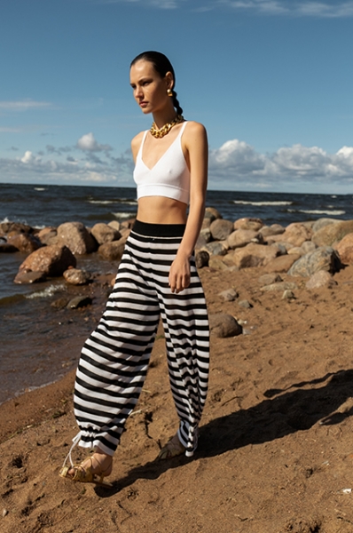 Трикотаж и хлопок: смотрим лукбуки с базовым летним гардеробом