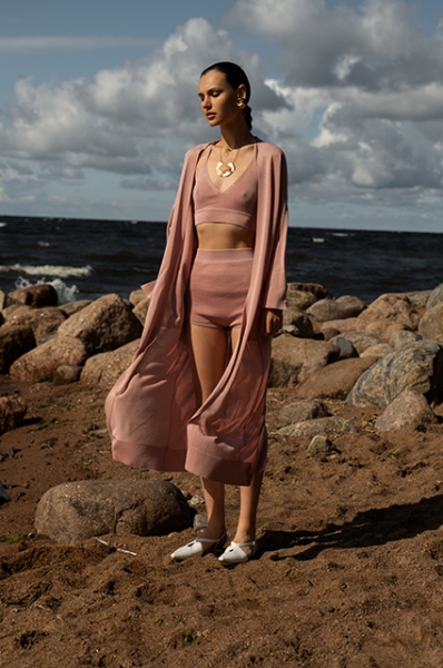 Трикотаж и хлопок: смотрим лукбуки с базовым летним гардеробом