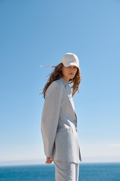 Трикотаж и хлопок: смотрим лукбуки с базовым летним гардеробом