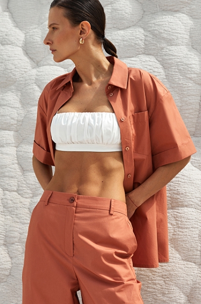 Трикотаж и хлопок: смотрим лукбуки с базовым летним гардеробом