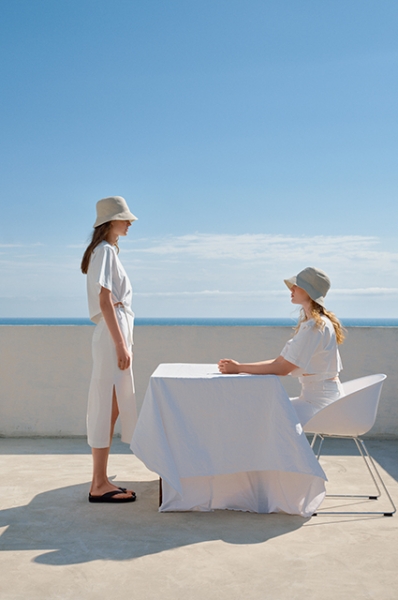 Трикотаж и хлопок: смотрим лукбуки с базовым летним гардеробом