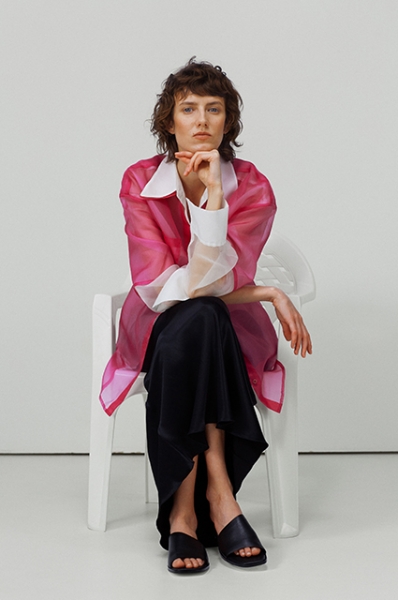 Трикотаж и хлопок: смотрим лукбуки с базовым летним гардеробом