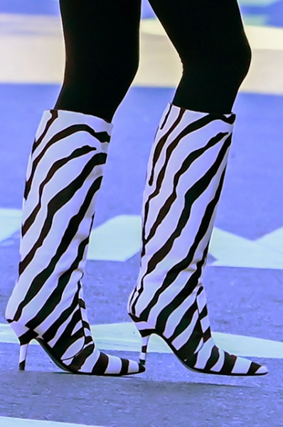 Уличный стиль знаменитости: Ирина Шейк в сапогах с животным принтом на прогулке с дочерью в Нью-Йорке