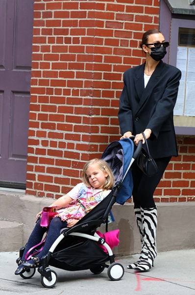 Уличный стиль знаменитости: Ирина Шейк в сапогах с животным принтом на прогулке с дочерью в Нью-Йорке
