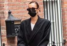 Уличный стиль знаменитости: Ирина Шейк в сапогах с животным принтом на прогулке с дочерью в Нью-Йорке