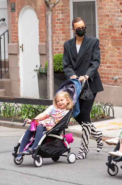 Уличный стиль знаменитости: Ирина Шейк в сапогах с животным принтом на прогулке с дочерью в Нью-Йорке