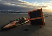 Выброшенная на берег Австралии лодка-призрак напугала местных жителей