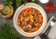 Жареные рапаны с луком и морковью в томатном соусе