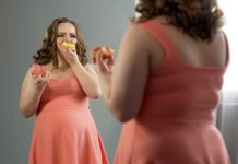 Как два простых трюка с рукой и зеркалом помогут похудеть, рассказала диетолог — читать на Gastronom.ru