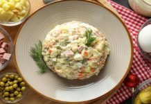 Не только с колбасой: россияне рассказали, с чем готовят салат оливье — читать на Gastronom.ru