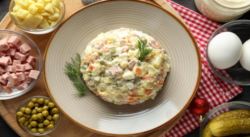 Не только с колбасой: россияне рассказали, с чем готовят салат оливье — читать на Gastronom.ru