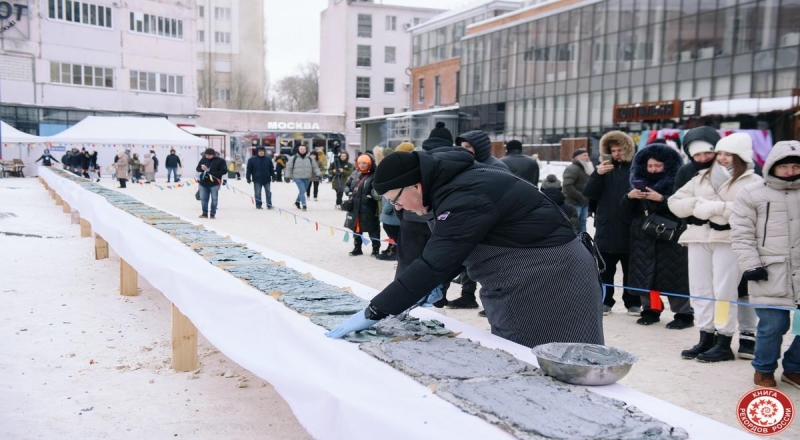 В Воронеже приготовили меренговый рулет, который попал в книгу рекордов России: что в нем необычного — читать на Gastronom.ru