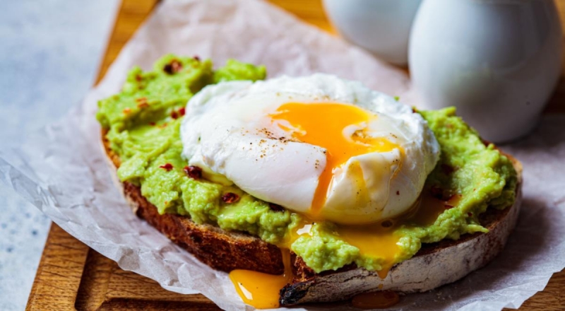 Жительница Великобритании прославилась благодаря своему секрету приготовления яйца-пашот всего за 60 секунд — читать на Gastronom.ru