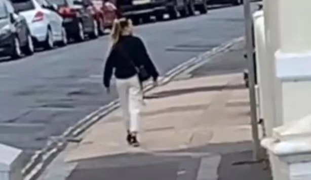  Таинственный &laquo;сбой в Матрице&raquo;: женщина внезапно замерла на улице