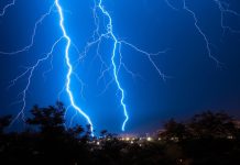 Женщина чудом выжила после удара молнии, поразившего ее через миксер и дуршлаг