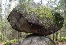 Балансирующая скала Куммакиви в Финляндии, кажется, не поддается законам физики