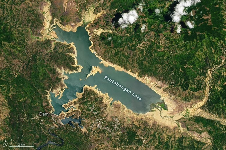 Падение уровня воды в Филиппинском водохранилище обнажило руины 300-летнего поселения