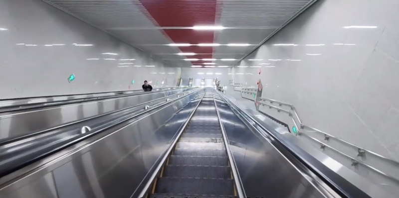 В Китае находится самая глубокая станция метро, где от перепада давления закладывает уши