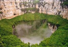 В Китае продолжают находить гигантские карстовые воронки, скрывающие древние леса