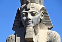 Верхнюю половину статуи Рамсеса II обнаружили после столетия поисков