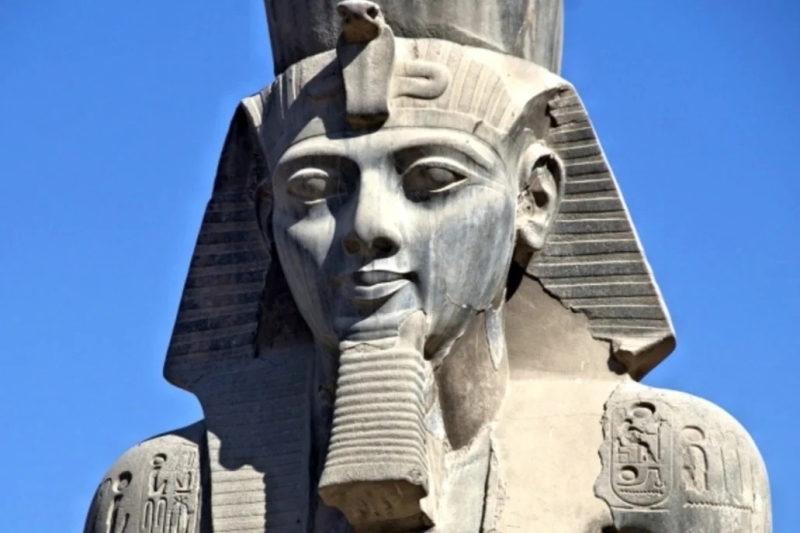 Верхнюю половину статуи Рамсеса II обнаружили после столетия поисков