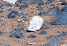 Марсоход Perseverance обнаружил странный яркий валун на Марсе