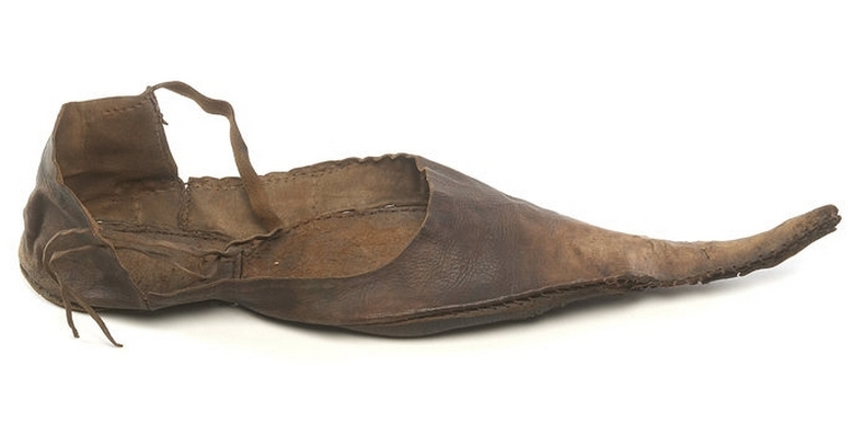 Почему европейцы носили неудобную и нелепую длинноносую обувь &ndash; пулены