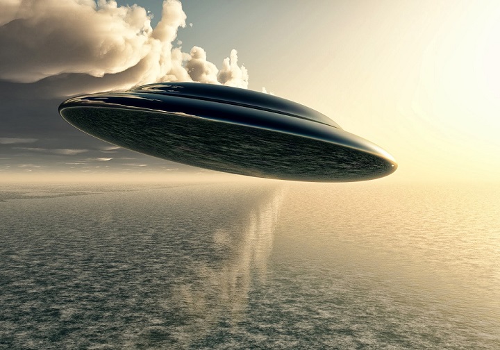 Мужчина во время грозы запечатлел НЛО, летящий с ошеломляющей скоростью