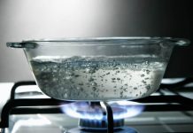 Кипячение воды может удалить до 90% микропластика, выяснили эксперты