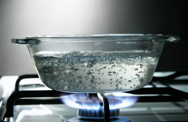 Кипячение воды может удалить до 90% микропластика, выяснили эксперты