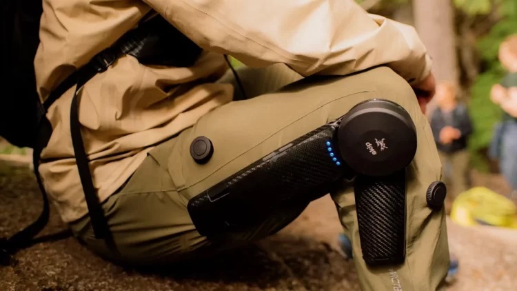 Инновационные брюки с экзоскелетом и ИИ увеличивают силу ног на 40%