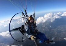 Мужчина с огромным вентилятором на спине поднялся на высоту 5350 метров