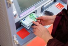 В Ирландии банкоматы по ошибке стали бесплатно раздавать деньги