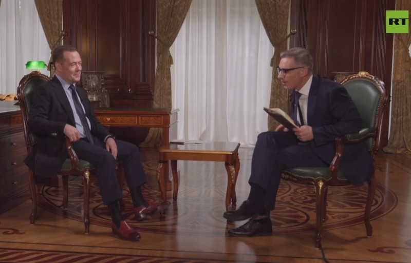 Дмитрий Медведев: &laquo;Инопланетяне среди нас? Пора проводить розыскные мероприятия!&raquo;