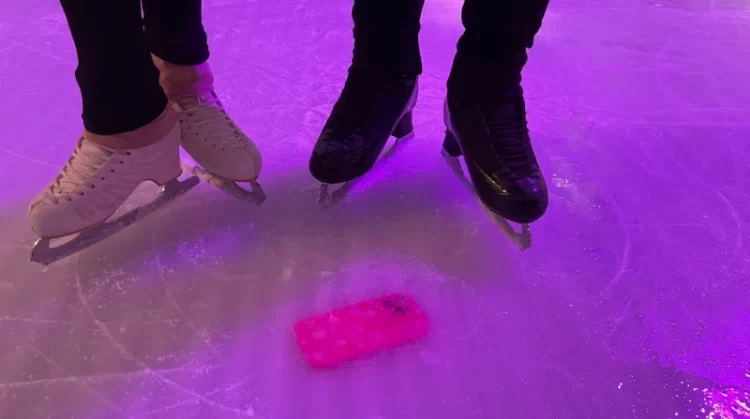 iPhone подо льдом стал новой достопримечательностью сезонного катка