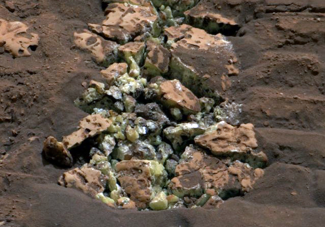 Марсоход Curiosity случайно расколол камень и обнаружил в нем чистую серу: что это значит?